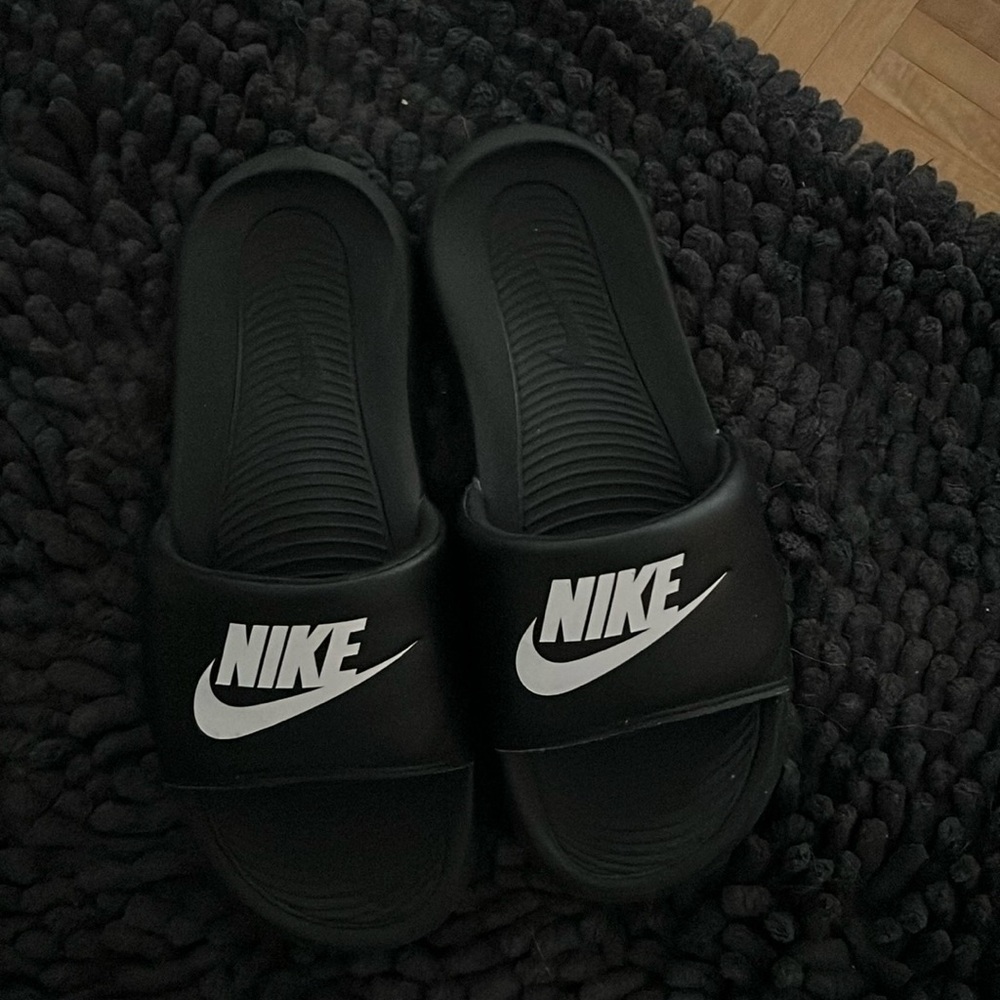 Nike Benassi slides